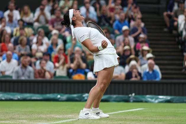 Bilder des Jahres 2023, Sport 07 Juli Sport Themen der Woche KW27 Sport Bilder des Tages Wimbledon: Day Six 8 July 2023, Wimbledon - Wimbledon Tennis Championships - Day Six - Ons Jabeur (TUN) celebrates winning her Ladies Singles match against Bianca Andreescu (CAN) - Photo: Charlotte Wilson Offside. Wimbledon UK *** Wimbledon Tag Sechs 8. Juli 2023, Wimbledon Wimbledon Tennis Championships Tag Sechs Ons Jabeur TUN feiert ihren Sieg im Dameneinzel gegen Bianca Andreescu CAN Foto Charlotte Wilson Abseits Wimbledon UK  Copyright: xCharlottexWilsonx xOffsidexOffside