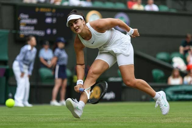 Wimbledon Tag Sechs 8. Juli 2023, Wimbledon Wimbledon Tennis Championships Tag Sechs Bianca Andreescu CAN verfehlt den Ball während ihres Dameneinzelspiels gegen Ons Jabeur TUN Foto Charlotte Wilson Abseits Wimbledon UK  Copyright: xCharlottexWilsonx xOffsidexOffside