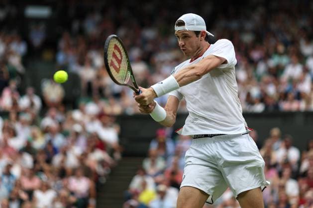 Wimbledon Tag Sechs 8. Juli 2023, Wimbledon Wimbledon Tennis Championships Tag Sechs Nicolas Jarry CHI spielt eine beidhändige Rückhand Foto Charlotte Wilson Abseits Wimbledon UK  Copyright: xCharlottexWilsonx xOffsidexOffside