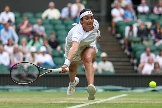 Wimbledon Tag Sechs 8. Juli 2023, Wimbledon Wimbledon Tennis Championships Tag Sechs Ons Jabeur TUN streckt sich nach dem Ball Foto Charlotte Wilson Abseits Wimbledon UK  Copyright: xCharlottexWilsonx xOffsidexOffside