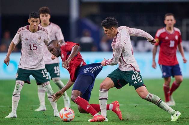 RECORD DATE NOT STATED 2023 CONCACAF Gold Cup Mexico vs Costa Rica CF (L-R), Joel Campbell of Costa Rica and Edson Alvarez of Mexico during the game Mexico (Mexican national team, Nationalteam vs Costa Rica, corresponding to Quarterfinals of the CONCACAF Gold Cup 2023, at AT-T Stadium, on July 08, 2023. <br><br> (I-D), Joel Campbell de Costa Rica y Edson Alvarez de Mexico durante el partido Mexico (Seleccion Nacional Mexicana) vs Costa Rica, correspondiente a cuartos de Final de la Copa Oro de la CONCACAF 2023, en el AT-T Stadium, el 08 de Julio de 2023. ARLINGTON TEXAS ESTADOS UNIDOS Copyright: xCristianxdexMarchenax 20230708224213_CGC_CF_MEX_CRC_CAMPBELL236