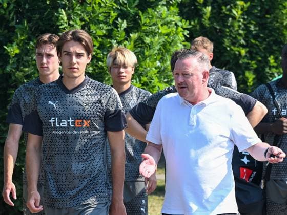 Football, Borussia Mönchengladbach, Florian Neuhaus gets a penalty after criticising Roland Virkus -