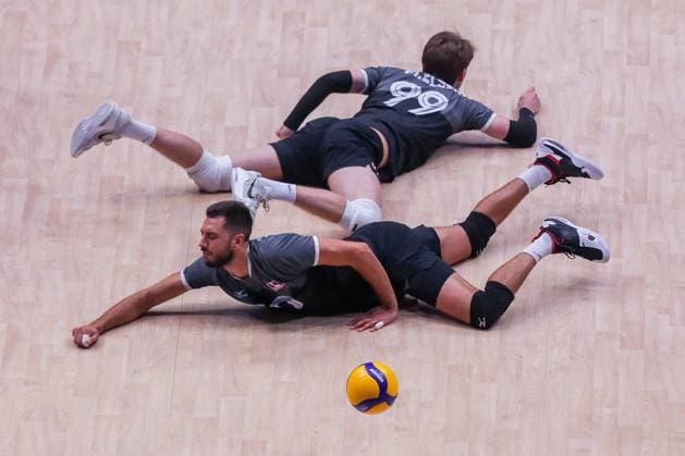 (230709) -- PASAY CITY, July 9, 2023 -- Mathias Elser (Top) and Ryan Joseph Sclater (Bottom) of Canada compete during the Pool 6 match between China and Canada at the Men s Volleyball Nations League in Pasay City, the Philippines, July 9, 2023. ) (SP)THE PHILIPPINES-PASAY CITY-VOLLEYBALL-NATIONS LEAGUE-MEN-CHINA VS CANADA ROUELLExUMALI 