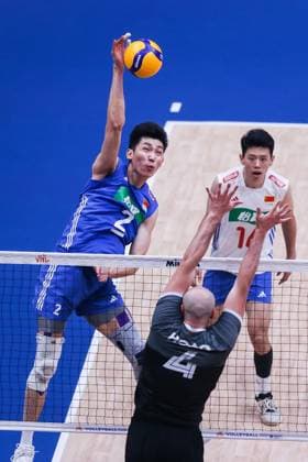 (230709) -- PASAY CITY, July 9, 2023 -- Jiang Chuan (L) of China competes against players from Canada during the Pool 6 match between China and Canada at the Men s Volleyball Nations League in Pasay City, the Philippines, July 9, 2023. ) (SP)THE PHILIPPINES-PASAY CITY-VOLLEYBALL-NATIONS LEAGUE-MEN-CHINA VS CANADA ROUELLExUMALI 