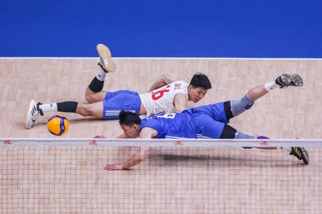 (230709) -- PASAY CITY, July 9, 2023 -- Qu Zongshuai (Top) and Yu Yuantai (Bottom) of China compete against players from Canada during the Pool 6 match between China and Canada at the Men s Volleyball Nations League in Pasay City, the Philippines, July 9, 2023. ) (SP)THE PHILIPPINES-PASAY CITY-VOLLEYBALL-NATIONS LEAGUE-MEN-CHINA VS CANADA ROUELLExUMALI 