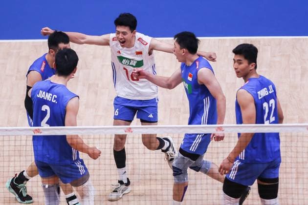 (230709) -- PASAY CITY, July 9, 2023 -- Players from China celebrate after scoring a point during the Pool 6 match between China and Canada at the Men s Volleyball Nations League in Pasay City, the Philippines, July 9, 2023. ) (SP)THE PHILIPPINES-PASAY CITY-VOLLEYBALL-NATIONS LEAGUE-MEN-CHINA VS CANADA ROUELLExUMALI 
