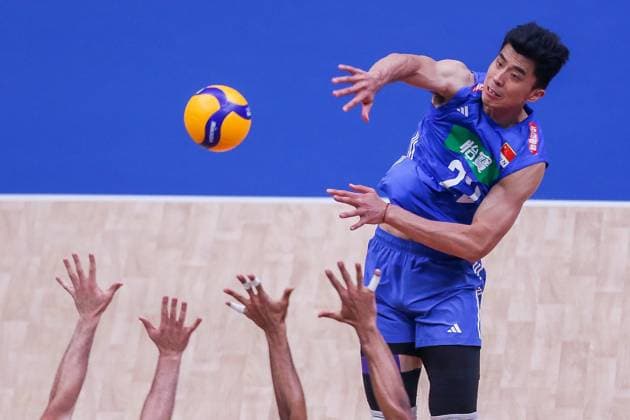 (230709) -- PASAY CITY, July 9, 2023 -- Zhang Jingyin (R) of China competes against players from Canada during the Pool 6 match between China and Canada at the Men s Volleyball Nations League in Pasay City, the Philippines, July 9, 2023. ) (SP)THE PHILIPPINES-PASAY CITY-VOLLEYBALL-NATIONS LEAGUE-MEN-CHINA VS CANADA ROUELLExUMALI 