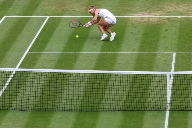 Wimbledon Tag Sieben 9. Juli 2023, Wimbledon Wimbledon Tennis Championships Tag Sieben Marie Bouzkova CZE rutscht aus und fällt, als sie den Ball zurückschlägt Foto Charlotte Wilson Abseits Wimbledon UK  Copyright: xCharlottexWilsonx xOffsidexOffside