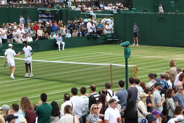Wimbledon Tag Sieben 9. Juli 2023, Wimbledon Wimbledon Tennis Championships Tag Sieben Hayden Jones AUS und Manas Dhamne IND schütteln sich nach dem Ende ihres Boys™ Singles Matches über dem Netz die Hände Foto Charlotte Wilson Offside Wimbledon UK  Copyright: xCharlottexWilsonx xOffsidexOffside