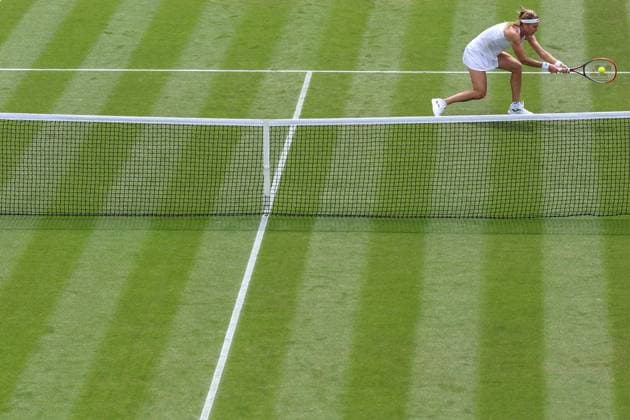 Wimbledon Tag Sieben 9. Juli 2023, Wimbledon Wimbledon Tennis Championships Tag Sieben Marie Bouzkova CZE streckt sich nach dem Ball in der Nähe des Netzes Foto Charlotte Wilson Abseits Wimbledon UK  Copyright: xCharlottexWilsonx xOffsidexOffside