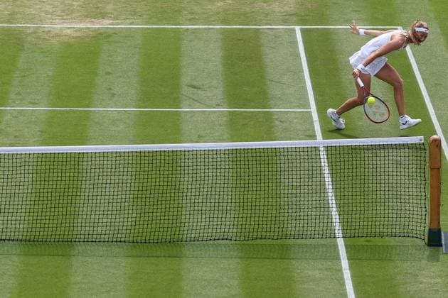 Wimbledon Tag Sieben 9. Juli 2023, Wimbledon Wimbledon Tennis Championships Tag Sieben Marie Bouzkova CZE spielt nahe am Netz zurück Foto Charlotte Wilson Abseits Wimbledon UK  Copyright: xCharlottexWilsonx xOffsidexOffside