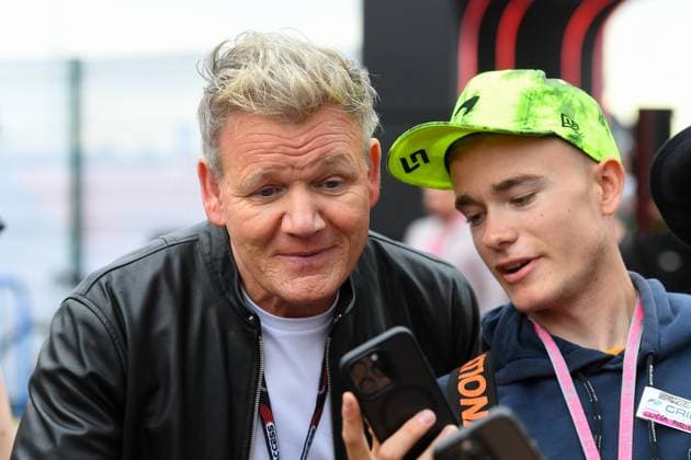 F1 Grand Prix of Great Britain - Qualifying TV chef, Gordon Ramsey poses for a photo with a fan in the paddock ahead of the Formula 1 Aramco British Grand Prix at Silverstone Circuit, Towcester, UK on Sunday 9th July 2023. United Kingdom  Copyright: xMIxNewsx originalFilename:fletcher-formula1230709_npFej.jpg