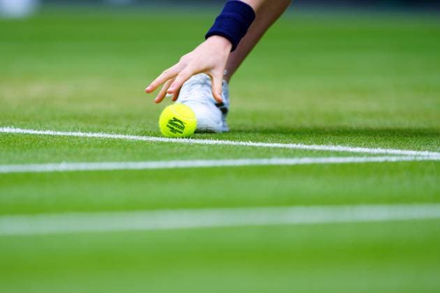Sport Bilder des Tages Mandatory Credit: Photo by Javier Garcia Shutterstock (14003010bt) Ballboy with tennis ball Wimbledon Tennis Championships, Day 7, The All England Lawn Tennis and Croquet Club, London, UK - 09 Jul 2023 Wimbledon Tennis Championships, Day 7, The All England Lawn Tennis and Croquet Club, London, UK - 09 Jul 2023  Copyright: xJavierxGarcia Shutterstockx 14003010bt