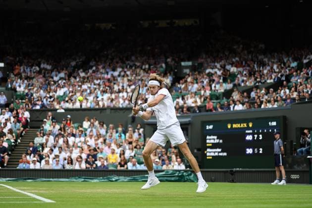 Wimbledon Tag Sieben 9. Juli 2023, Wimbledon Wimbledon Tennis Championships Tag Sieben Andrey Rublev gibt den Ball mit einer beidhändigen Rückhand an Alexander Bublik zurück Foto Charlotte Wilson Abseits Wimbledon UK  Copyright: xCharlottexWilsonx xOffsidexOffside