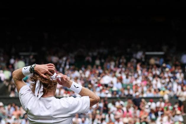 Wimbledon Tag Sieben 9. Juli 2023, Wimbledon Wimbledon Tennis Championships Tag Sieben Andrey Rublev justiert sein Stirnband Foto Charlotte Wilson Abseits Wimbledon UK  Copyright: xCharlottexWilsonx xOffsidexOffside