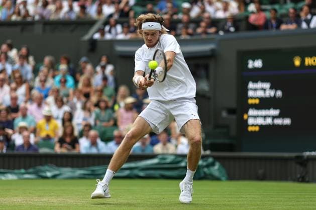 Wimbledon Tag Sieben 9. Juli 2023, Wimbledon Wimbledon Tennis Championships Tag Sieben Andrey Rublev gibt den Ball mit einer beidhändigen Rückhand an Alexander Bublik zurück Foto Charlotte Wilson Abseits Wimbledon UK  Copyright: xCharlottexWilsonx xOffsidexOffside
