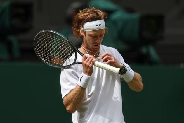 Wimbledon Tag Sieben 9. Juli 2023, Wimbledon Wimbledon Tennis Championships Tag Sieben Andrey Rublev entwirrt seine Halsketten Foto Charlotte Wilson Abseits Wimbledon UK  Copyright: xCharlottexWilsonx xOffsidexOffside