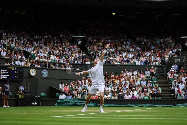 Wimbledon Tag Sieben 9. Juli 2023, Wimbledon Wimbledon Tennis Championships Tag Sieben Andrey Rublev schlägt auf Foto Charlotte Wilson Abseits Wimbledon UK  Copyright: xCharlottexWilsonx xOffsidexOffside