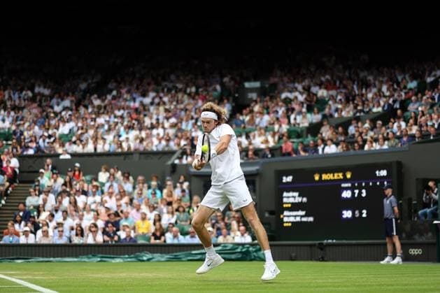 Wimbledon Tag Sieben 9. Juli 2023, Wimbledon Wimbledon Tennis Championships Tag Sieben Andrey Rublev gibt den Ball mit einer beidhändigen Rückhand an Alexander Bublik zurück Foto Charlotte Wilson Abseits Wimbledon UK  Copyright: xCharlottexWilsonx xOffsidexOffside