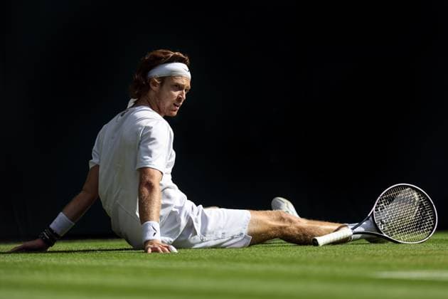 Wimbledon Tag Sieben 9. Juli 2023, Wimbledon Wimbledon Tennis Championships Tag Sieben Andrey Rublev sitzt auf dem Boden, nachdem er nach dem Ball getaucht ist Foto Charlotte Wilson Abseits Wimbledon UK  Copyright: xCharlottexWilsonx xOffsidexOffside