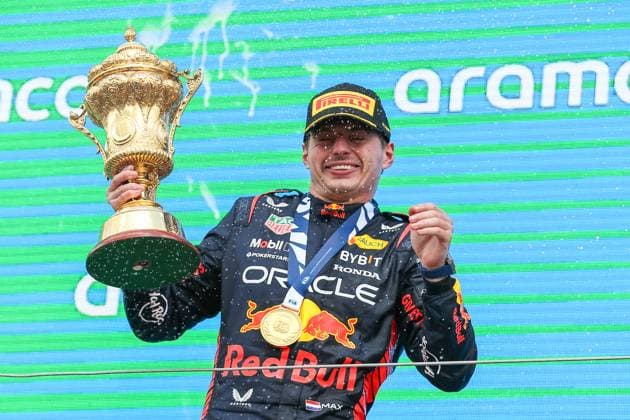 Sport Bilder des Tages FORMULA 1 ARAMCO BRITISH GRAND PRIX 2023, 09 07 2023 Max Verstappen 1 (NED), HONDA Red Bull Racing RB19 celebrates with the trophy after winning during the FORMULA 1 ARAMCO BRITISH GRAND PRIX 2023 at the Silverstone Circuit, Silverstone, United Kingdom on 9 July 2023 Editorial Use Only Copyright: xPhilxDuncanx ESM-0744-0018