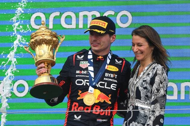 F1 Grand Prix of Great Britain Max Verstappen of Oracle Red Bull Racing poses with the winner trophy during the Formula 1 Aramco British Grand Prix at Silverstone Circuit, Towcester, UK on Sunday 9th July 2023. United Kingdom  Copyright: xMIxNewsx originalFilename:fletcher-formula1230709_npUHp.jpg