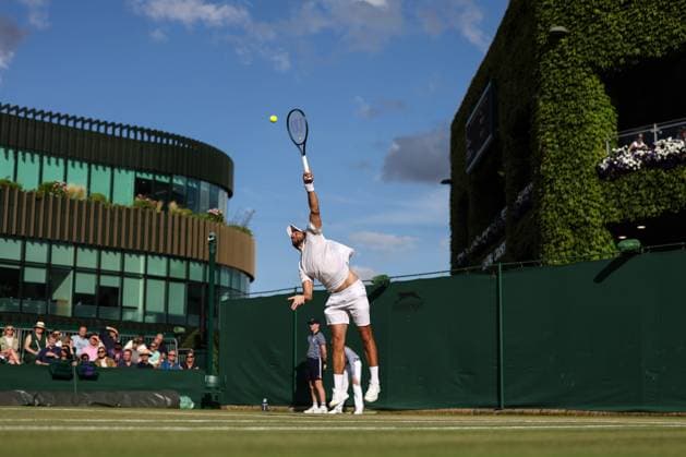 Wimbledon Tag Sieben 9. Juli 2023, Wimbledon Wimbledon Tennis Championships Tag Sieben Mate Pavic CRO schlägt auf Foto Charlotte Wilson Abseits Wimbledon UK  Copyright: xCharlottexWilsonx xOffsidexOffside