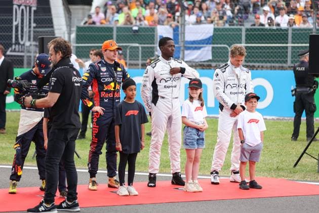 VERSTAPPEN Max (ned), Red Bull Racing RB19, IDRIS Damson Alade-Bo (GBR), actor playing Joshua Pearce, driver of the fictional Apex APXGP team in the F1 movie by Apple Studios Bruckheimer Films, PITT Brad (USA), actor playing Sonny Hayes, driver of the fictional Apex APXGP team in the F1 movie by Apple Studios Bruckheimer Films, portrait starting grid, grille de depart, during the 2023 Formula 1 Aramco British Grand Prix, 10th round of the 2023 Formula One World Championship, WM, Weltmeisterschaft from July 7 to 9, 2023 on the Silverstone Circuit, in Silverstone, United Kingdom - F1 - BRITISH GRAND PRIX 2023 - RACE DPPI Panoramic 00123025_AV6_8230