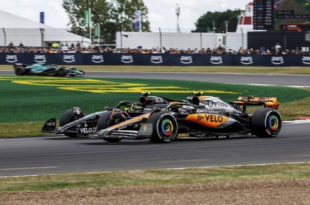 04 NORRIS Lando (gbr), McLaren F1 Team MCL60, action 44 HAMILTON Lewis (gbr), Mercedes AMG F1 Team W14, action during the 2023 Formula 1 Aramco British Grand Prix, 10th round of the 2023 Formula One World Championship, WM, Weltmeisterschaft from July 7 to 9, 2023 on the Silverstone Circuit, in Silverstone, United Kingdom Copyright: xDppi DPPI IPAxSportx xipa-agencyx xIPAxSportx 0 IPA_IPA39140701