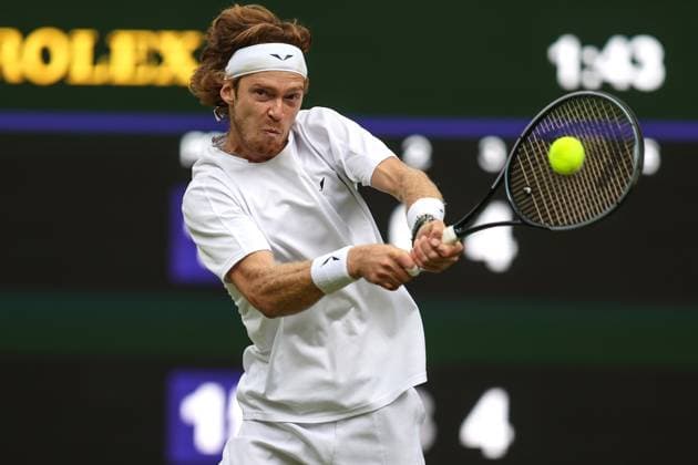 Wimbledon Tag Sieben 9. Juli 2023, Wimbledon Wimbledon Tennis Championships Tag Sieben Andrey Rublev gibt den Ball zurück Foto Charlotte Wilson Abseits Wimbledon UK  Copyright: xCharlottexWilsonx xOffsidexOffside