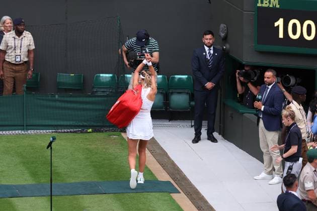 Sport Themen der Woche KW27 Sport Bilder des Tages 9th July 2023; All England Lawn Tennis and Croquet Club, London, England: Wimbledon Tennis Tournament; Victoria Azarenka performs a gesture towards the court number one crowd after she lost against Elina Svitolina  ActionPlus12529518 ShaunxBrooks