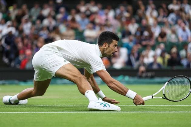 Wimbledon Tag Sieben 9. Juli 2023, Wimbledon Wimbledon Tennis Championships Tag Sieben Novak Djokovic SRB streckt sich, um den Ball an Hubert Hurkacz zurückzugeben POL Foto Charlotte Wilson Abseits Wimbledon UK  Copyright: xCharlottexWilsonx xOffsidexOffside