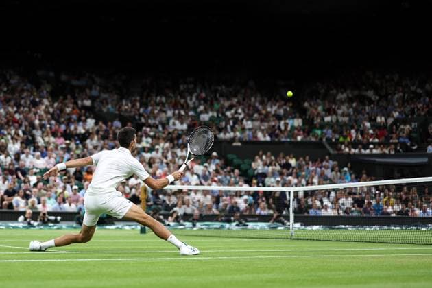 Wimbledon Tag Sieben 9. Juli 2023, Wimbledon Wimbledon Tennis Championships Tag Sieben Novak Djokovic SRB streckt sich, um den Ball an Hubert Hurkacz zurückzugeben POL Foto Charlotte Wilson Abseits Wimbledon UK  Copyright: xCharlottexWilsonx xOffsidexOffside