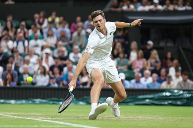 Wimbledon Tag Sieben 9. Juli 2023, Wimbledon Wimbledon Tennis Championships Tag Sieben Hubert Hurkacz POL gibt den Ball an Novak Djokovic SRB zurück Foto Charlotte Wilson Abseits Wimbledon UK  Copyright: xCharlottexWilsonx xOffsidexOffside