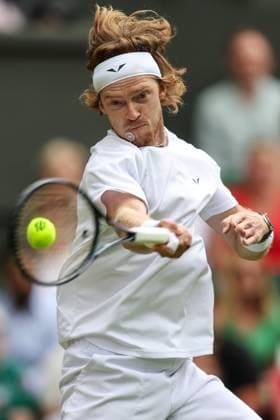 Wimbledon Tag Sieben 9. Juli 2023, Wimbledon Wimbledon Tennis Championships Tag Sieben Andrey Rublev spielt den Ball mit der Vorhand zurück Foto Charlotte Wilson Offside Wimbledon UK  Copyright: xCharlottexWilsonx xOffsidexOffside