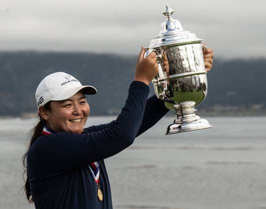 Bilder des Jahres 2023, Sport 07 Juli Sport Themen der Woche KW27 Sport Bilder des Tages Allison Corpuz of Kapolei, Hawaii holds the trophy after winning the Women s U.S. Open in Pebble Beach, California on Sunday, July 9, 2023. Corpuz won the Open with a 9 under par 279.  PBP2023070928 TERRYxSCHMITT