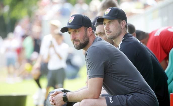 Sport Themen der Woche KW27 Sport Bilder des Tages 09.07.2023, Deutschland, Schwäbisch Hall, Fußball Bundesliga, Saison 2023 2024, Freundschaftsspiel, Auswahl Hohenlohe vs. VfB Stuttgart, von vorne: Sebastian Hoeneß David Krecidlo ( VfB ) Gemäß den Vorgaben der DFL Deutsche Fußball Liga ist es untersagt, in dem Stadion und oder vom Spiel angefertigte Fotoaufnahmen in Form von Sequenzbildern und oder videoähnlichen Fotostrecken zu verwerten bzw. verwerten zu lassen. *** 09 07 2023, Germany, Schwäbisch Hall, Football Bundesliga, season 2023 2024, friendly match, selection Hohenlohe vs VfB Stuttgart, from the front Sebastian Hoeneß David Krecidlo VfB According to the specifications of the DFL German Football League is prohibited in the stadium and or from the game made photographs in the form of sequence images and or video-like photo series to exploit or exploit to let