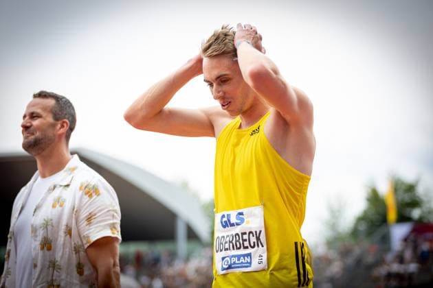 Sport Themen der Woche KW27 Sport Bilder des Tages Deutsche Leichtathletik-Meisterschaften; Kassel, 09.07.2023 Kann es selbst noch kaum fassen: Luis Oberbeck (LG Goettingen) wird Deutscher Meister ueber 800m der Maenner; Deutsche Leichtathletik-Meisterschaften am 09.07.2023 im Auestadion in Kassel (Hessen). *** German Athletics Championships Kassel, 09 07 2023 Can hardly believe it himself Luis Oberbeck LG Goettingen is German champion over 800m men German Athletics Championships on 09 07 2023 in the Auestadion in Kassel Hesse Copyright: xBEAUTIFULxSPORTS R.xSchmittx