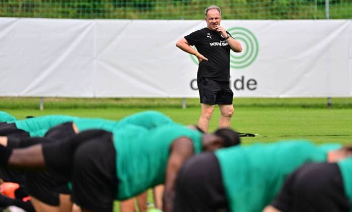 Sport Themen der Woche KW28 Sport Bilder des Tages 10.07.2023 - Fussball - 2. Bundesliga - Saison 2023 2024 - SpVgg Greuther Fürth Fuerth - Trainingslager Bad Häring - - xwoxzix - Alexander Zorniger ( Trainer SpVgg Greuther Fürth ) beobachtet *** 10 07 2023 football 2 Bundesliga season 2023 2024 SpVgg Greuther Fürth Fuerth training camp Bad Häring xwoxzix Alexander Zorniger coach SpVgg Greuther Fürth watches