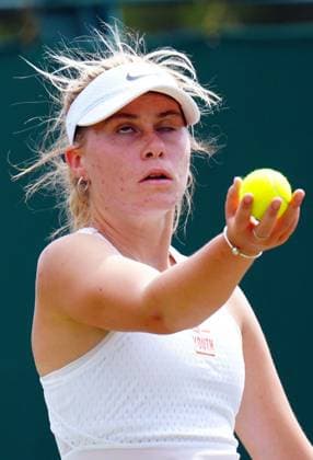 Sport Bilder des Tages Mandatory Credit: Photo by Javier Garcia Shutterstock (14003748a) Ella McDonald during her Girls Singles second round match Wimbledon Tennis Championships, Day 8, The All England Lawn Tennis and Croquet Club, London, UK - 10 Jul 2023 Wimbledon Tennis Championships, Day 8, The All England Lawn Tennis and Croquet Club, London, UK - 10 Jul 2023  Copyright: xJavierxGarcia Shutterstockx 14003748a