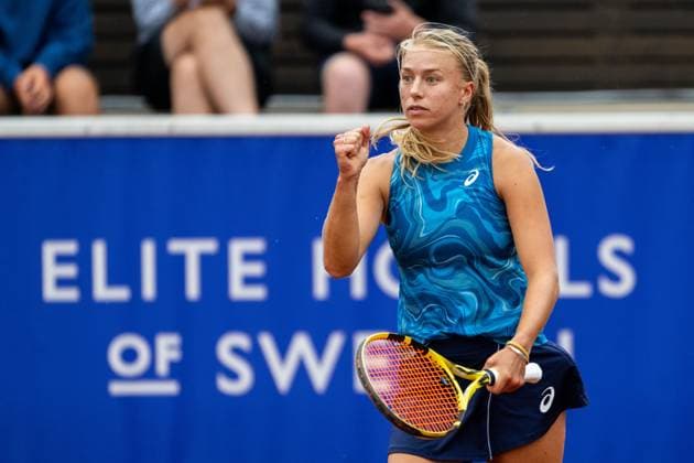 230710 Lisa Zaar, Sweden, cheers during day 1 of the WTA Nordea Open on July 10, 2023 in Bastad, Sweden.  Copyright: MATHILDAxAHLBERG BB230710MA066
