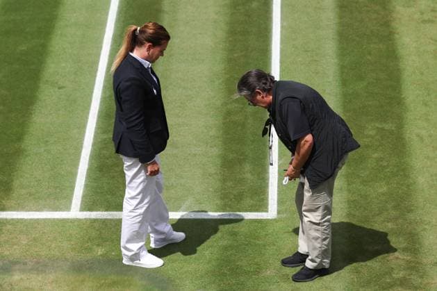 Wimbledon Tag Acht 10. Juli 2023, Wimbledon Wimbledon Tennis Championships Tag Acht Offizielle inspizieren den Boden, nachdem Mirra Andreeva während ihres Achtelfinalspiels im Dameneinzel gegen Madison Keys (USA) ihren Schläger auf den Boden geworfen hat, wodurch ein kleines Loch entstand Foto Charlotte Wilson Abseits Wimbledon UK  Copyright: xCharlottexWilsonx xOffsidexOffside