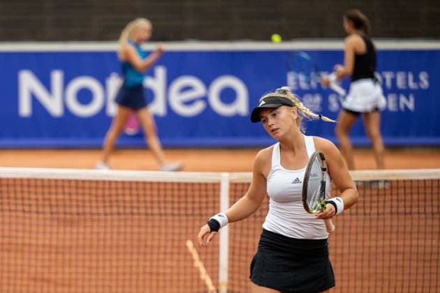 230710 Caijsa Hennemann, Sweden, falls during day 1 of the WTA Nordea Open on July 10, 2023 in Bastad, Sweden.  Copyright: MATHILDAxAHLBERG BB230710MA083
