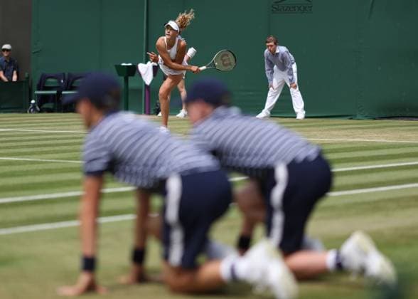 Wimbledon Tag Acht 10. Juli 2023, Wimbledon Wimbledon Tennis Championships Tag Acht Mirra Andreeva in Aktion während ihres Achtelfinalspiels im Dameneinzel gegen Madison Keys USA Foto Charlotte Wilson Abseits Wimbledon UK  Copyright: xCharlottexWilsonx xOffsidexOffside