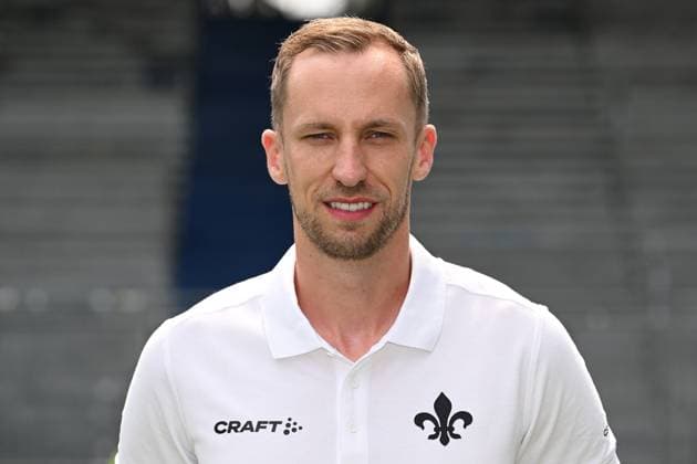 10 07 2023, xjhx, football 1 Bundesliga, SV Darmstadt 98 photo appointment season 2023 24 1 BL porträttermin 2023 2024 emspor, v l athletics coach Chris Busse SV Darmstadt 98 1 BL, porträttermin 2023 2024 DFL DFB REGULATES PROHIBIT ANY USE OF PHOTOGRAPHS as IMAGE SEQUENCES and or QUASI VIDEO Darmstadt