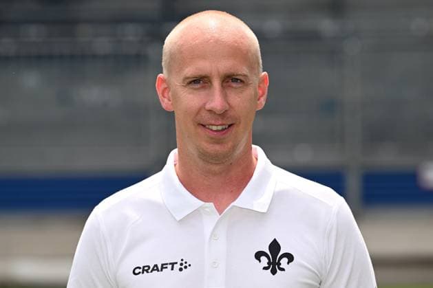 10 07 2023, xjhx, football 1 Bundesliga, SV Darmstadt 98 photo appointment season 2023 24 1 BL porträttermin 2023 2024 emspor, v l physiotherapist Sebastian Pommer SV Darmstadt 98 1 BL, porträttermin 2023 2024 DFL DFB REGULATIONS PROHIBIT ANY USE OF PHOTOGRAPHS as IMAGE SEQUENCES and or QUASI VIDEO Darmstadt