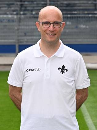 10 07 2023, xjhx, football 1 Bundesliga, SV Darmstadt 98 photo appointment season 2023 24 1 BL porträttermin 2023 2024 emspor, v l team doctor Dr Alexander Lesch SV Darmstadt 98 1 BL, porträttermin 2023 2024 DFL DFB REGULATES PROHIBIT ANY USE OF PHOTOGRAPHS as IMAGE SEQUENCES and or QUASI VIDEO Darmstadt