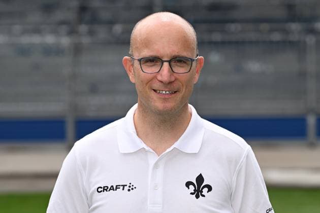 10 07 2023, xjhx, football 1 Bundesliga, SV Darmstadt 98 photo appointment season 2023 24 1 BL porträttermin 2023 2024 emspor, v l team doctor Dr Alexander Lesch SV Darmstadt 98 1 BL, porträttermin 2023 2024 DFL DFB REGULATES PROHIBIT ANY USE OF PHOTOGRAPHS as IMAGE SEQUENCES and or QUASI VIDEO Darmstadt