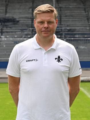 10 07 2023, xjhx, football 1 Bundesliga, SV Darmstadt 98 photo appointment season 2023 24 1 BL porträttermin 2023 2024 emspor, v l team doctor Dr Philip Jessen SV Darmstadt 98 1 BL, porträttermin 2023 2024 DFL DFB REGULATIONS PROHIBIT ANY USE OF PHOTOGRAPHS as IMAGE SEQUENCES and or QUASI VIDEO Darmstadt