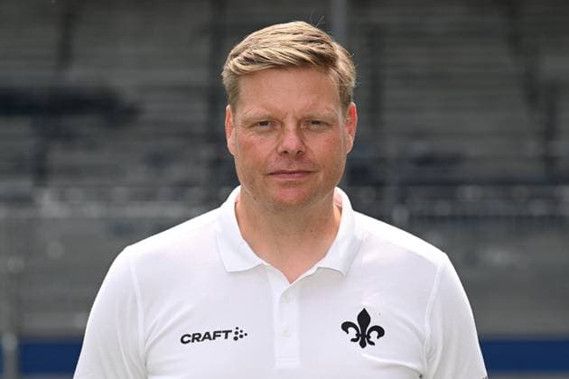 10 07 2023, xjhx, football 1 Bundesliga, SV Darmstadt 98 photo appointment season 2023 24 1 BL porträttermin 2023 2024 emspor, v l team doctor Dr Philip Jessen SV Darmstadt 98 1 BL, porträttermin 2023 2024 DFL DFB REGULATIONS PROHIBIT ANY USE OF PHOTOGRAPHS as IMAGE SEQUENCES and or QUASI VIDEO Darmstadt